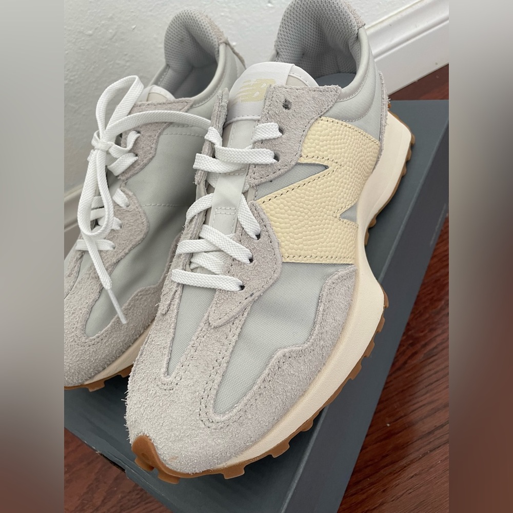 New Balance 327 Women Size 8 (new in box)